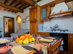 Η κουζίνα ή μικρή κουζίνα στο Apartment Leonardo - Borgo Fontana by Interhome