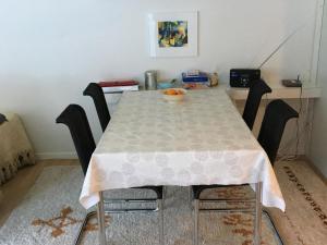 - une table à manger avec un chiffon de table dans l'établissement Apartment Sunnmatt Süd Wohnung 245 by Interhome, à Engelberg