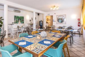 una sala da pranzo con tavoli e sedie di Hotel Diana a Lido di Jesolo