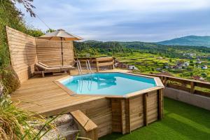 una piscina en una terraza junto a una bañera de hidromasaje en Chalé dos Penedos - Monção, Minho, en Monção