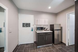 A kitchen or kitchenette at Clarion Pointe Marshall