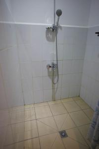 Bathroom sa Andasibe Lemurs Lodge