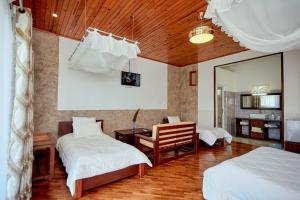 Kama o mga kama sa kuwarto sa Andasibe Lemurs Lodge