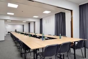 duża sala konferencyjna z długim stołem i krzesłami w obiekcie Ośrodek Wypoczynkowy Sudety w Szklarskiej Porębie