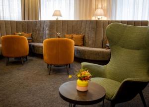 een woonkamer met een bank, 2 stoelen en een tafel bij Hotel Essener Hof; Sure Hotel Collection by Best Western in Essen