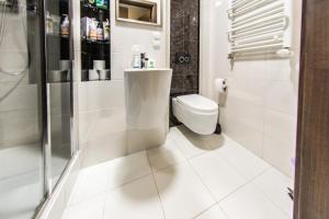 Kúpeľňa v ubytovaní Apartamenty hoteLOVE z sauną + 30 fotografií