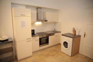 Kuchnia lub aneks kuchenny w obiekcie Heart of Vienna - City Apartment