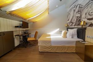 a bedroom with a bed and a desk in a room at Boutique Hotel Arbat 6 in Moscow