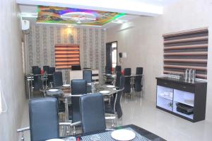Kuchyň nebo kuchyňský kout v ubytování The Sky Comfort - Hotel The Heaven, Dwarka