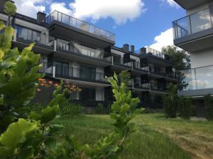 apartamentowiec z balkonem i dziedzińcem w obiekcie Apartament KR-P Nad Jeziorem Ostróda Villa Park w Ostródzie