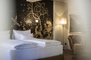 A bed or beds in a room at Altstadthotel Weisses Kreuz