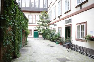 Heart of Vienna - City Apartment في فيينا: زقاق مع دراجة متوقفة بجوار مبنى