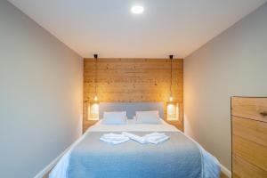 1 dormitorio con 1 cama con 2 toallas en Linde en Interlaken