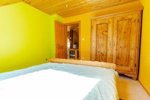 Postel nebo postele na pokoji v ubytování Apartment Vrhivšek + 20 fotografií