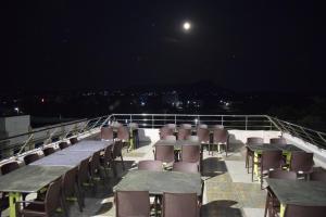 Rõdu või terrass majutusasutuses Hotel Vijay Krishna