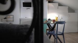 Телевизор и/или развлекательный центр в Via Garibaldi 75 - Attic sea view