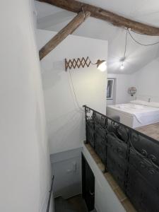 una camera con pareti bianche, un letto e una scala di Via Garibaldi 75 - Attic sea view a Camogli