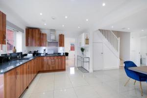 Luxury 5 bedroom Serviced House Leavesden With 4 Bathrooms and Parking