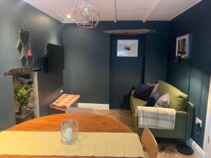 - un salon avec une table et un canapé dans l'établissement Min-Y-Fford sleeps 6 plus pet, à Newport