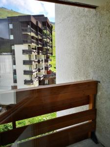 a wooden bench in front of a building at Borsat - Beau Studio 4pax sur les pistes, avec balcon in Tignes