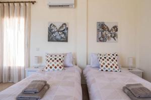 two beds sitting next to each other in a bedroom at AR 18 Belgravia Club in Estepona