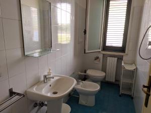 Kúpeľňa v ubytovaní Residenza Silvestro a 2 minuti dalla fiera e dal mare! + 21 fotografií