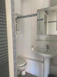 uma casa de banho branca com um WC e um lavatório em Treilles'Appart em Lille