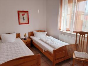 a bedroom with two beds and a window at Wellental in Breege