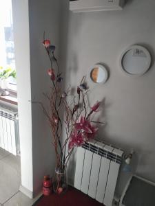 eine Vase mit rosa Blumen in einem Zimmer in der Unterkunft Domek Mazury Harsz in Harsz