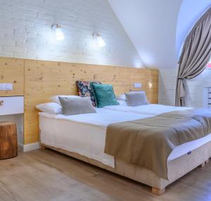 Кровать или кровати в номере Hotel Tókert Szálloda és Étterem