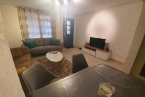 un soggiorno con un divano e una TV di La Montille a Arles