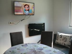 Televízia a/alebo spoločenská miestnosť v ubytovaní Tihanyi Vendégház