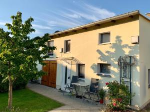 een huis met een tafel en stoelen in een tuin bij Karowlina Cozy House Berlin 1-4 Person in Berlijn