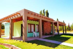 a small house with a pergola in a yard at COMPLEJO LOS ENAMORADOS in Calingasta