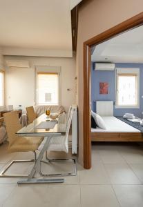A bed or beds in a room at Delmare Dahlia double apartment