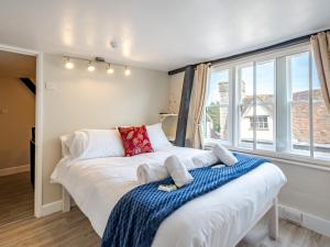 En eller flere senge i et værelse på Pass the Keys Renovated Apartment in the Centre of Canterbury