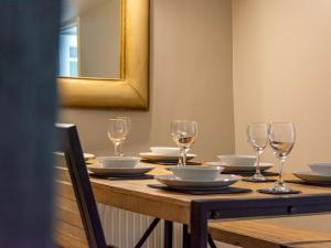 En restaurant eller et andet spisested på Pass the Keys Renovated Apartment in the Centre of Canterbury