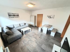 ein Wohnzimmer mit einem Sofa und einem Tisch in der Unterkunft Lieblingsmensch Oberhausen in Oberhausen