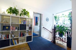 a hallway with a book shelf filled with books at Basement Rotherbaum in Hamburg
