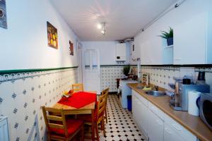 a small kitchen with a table and chairs in it at Basement Rotherbaum in Hamburg