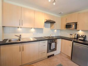 Pass the Keys 2bed Central Apartment in Gunwharf Sleeps 4