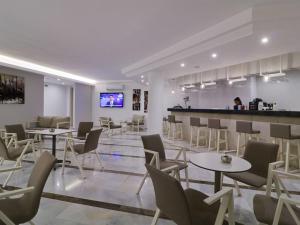Televiisor ja/või meelelahutuskeskus majutusasutuses Harmony Rethymno Beach