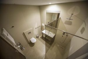 Koupelna v ubytování Hotel Marshal Garni + 37 fotografií