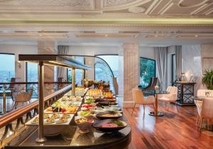 Comida no hotel ou em algum lugar perto