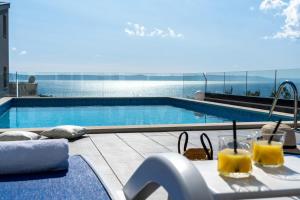 Bazén v ubytovaní NEW! Villa Lea 5-bedroom villa with private pool and amazing views of city and sea alebo v jeho blízkosti