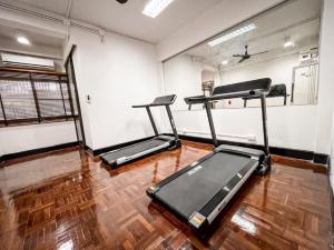 Fitness centrum a/nebo fitness zařízení v ubytování 99 The Gallery Hotel