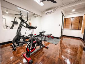 Fitness centrum a/nebo fitness zařízení v ubytování 99 The Gallery Hotel