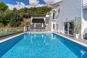 Bazén v ubytovaní NEW! Villa Lea 5-bedroom villa with private pool and amazing views of city and sea alebo v jeho blízkosti