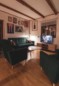 Telewizja i/lub zestaw kina domowego w obiekcie Jarzębinowa - Dom do wynajęcia na Podlasiu