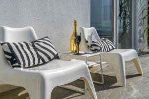 Posedenie v ubytovaní NEW! Villa Lea 5-bedroom villa with private pool and amazing views of city and sea